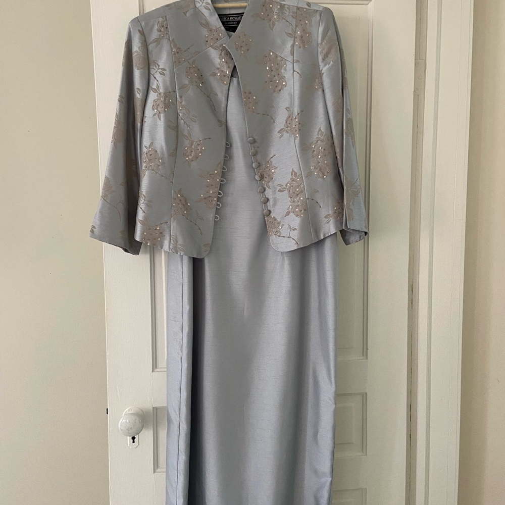 Jessica Howard evening wear! Kind dress for formal gathering.